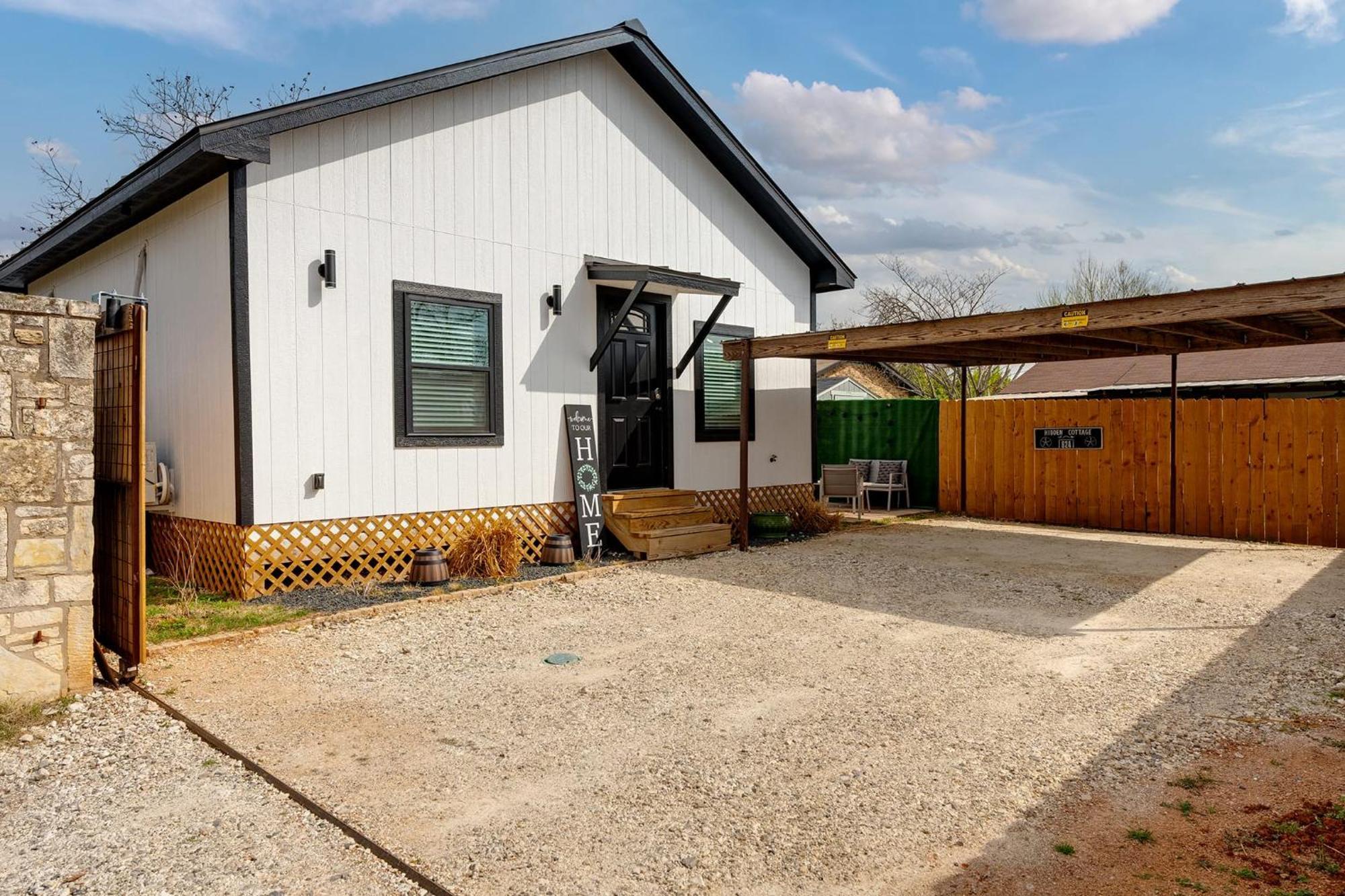 Hidden Cottage Mins To Main St And Sleeps 4 フレデリックスバーグ エクステリア 写真