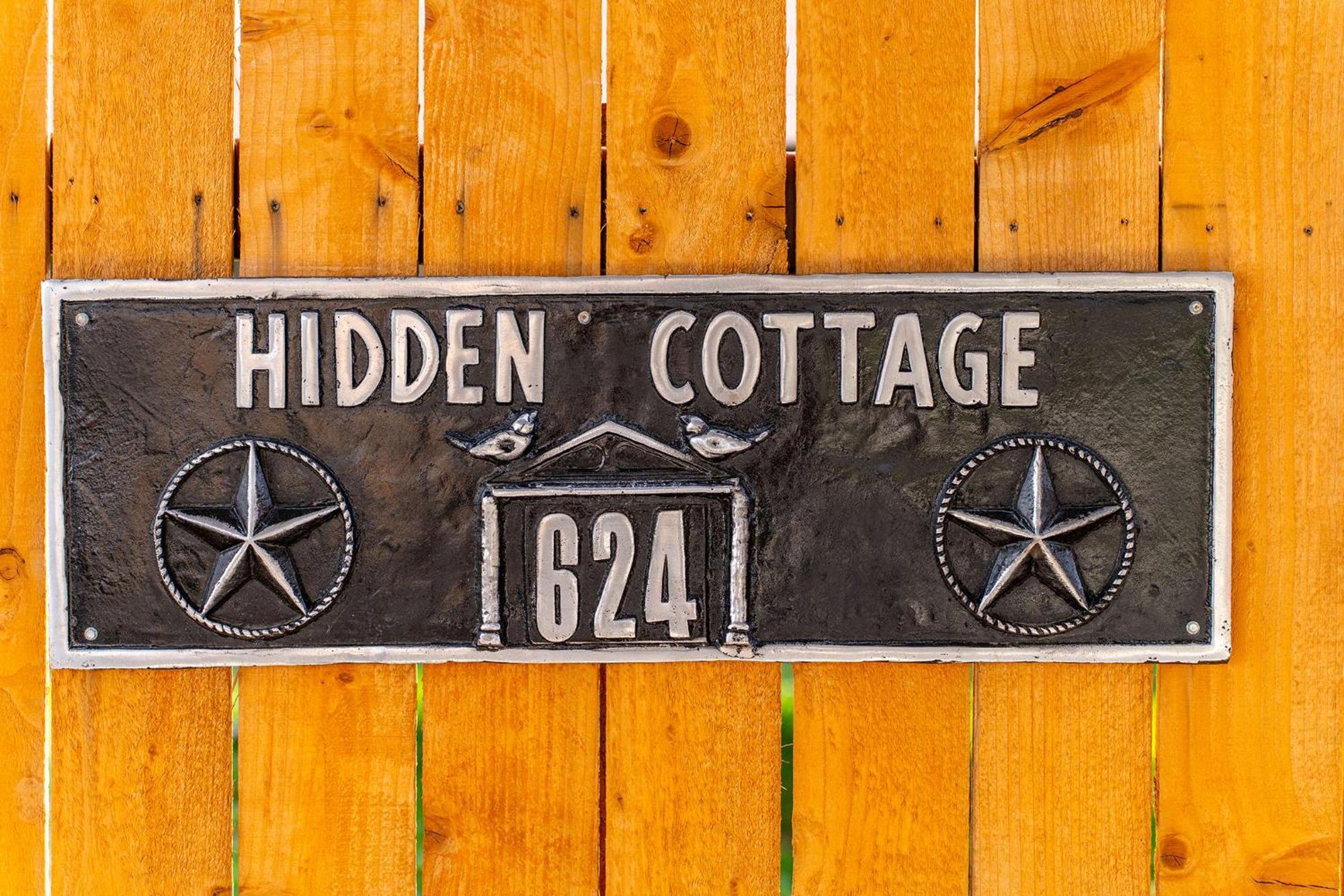 Hidden Cottage Mins To Main St And Sleeps 4 フレデリックスバーグ エクステリア 写真