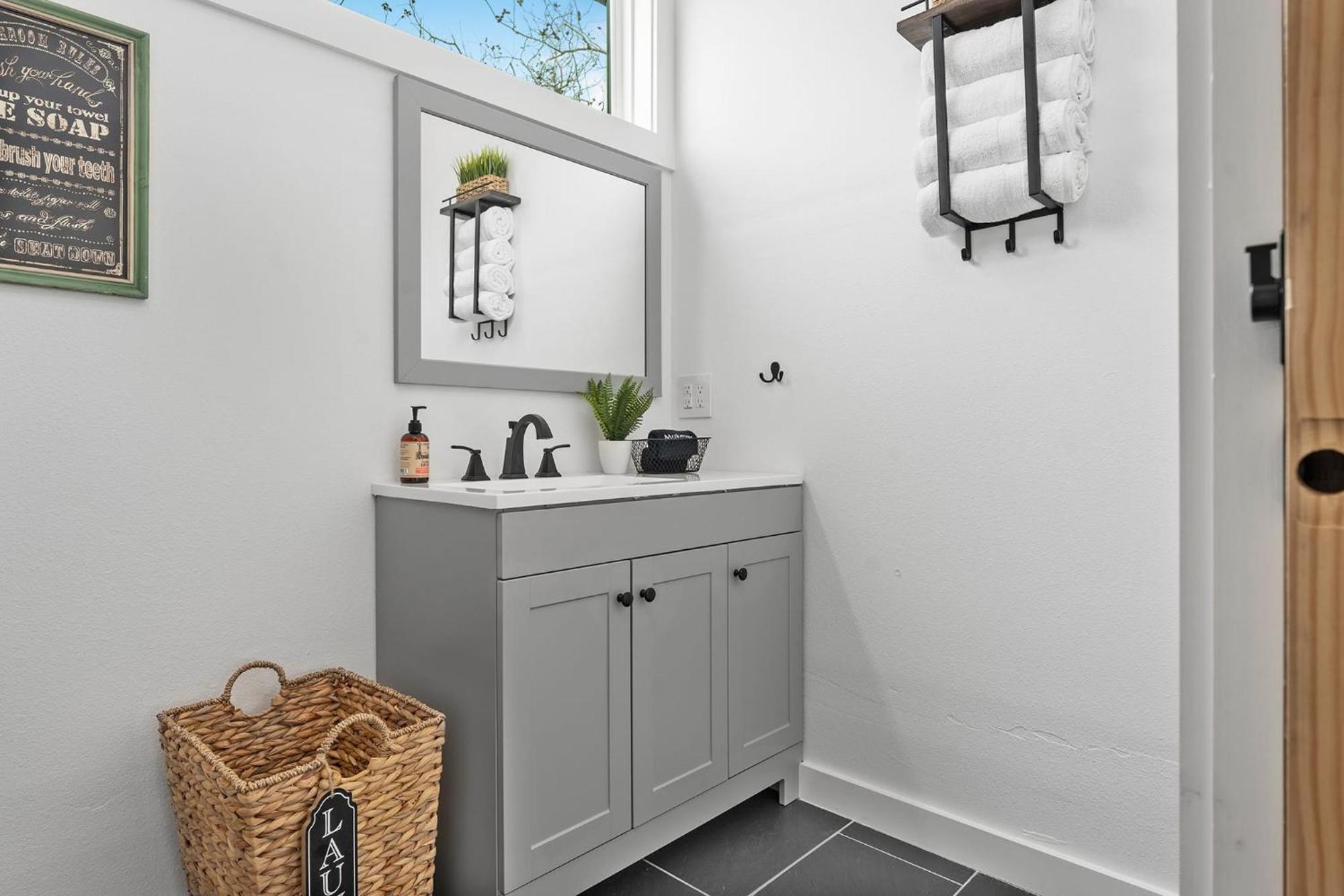 Hidden Cottage Mins To Main St And Sleeps 4 フレデリックスバーグ エクステリア 写真